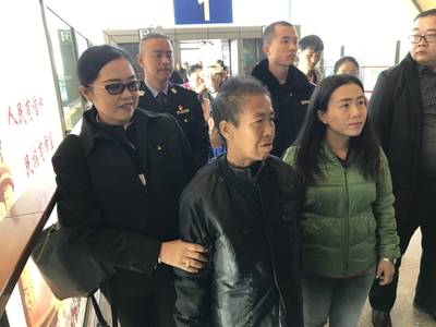 Demente vrouw wandelt van Thailand naar China