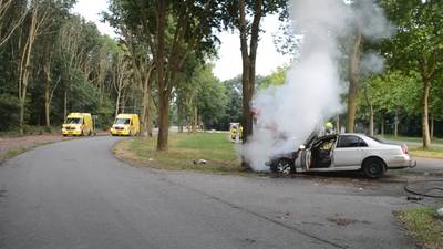Auto vliegt in brand door botsing tegen boom in Ewijk