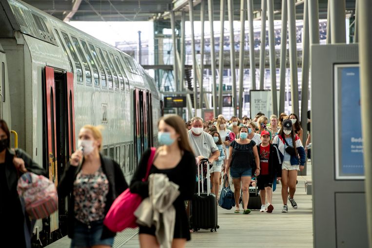 De reiziger moet vooraf weten of er nog zitplaats is op zijn trein, vindt Marc Van Ranst