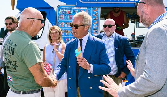 Nigel Farage probeert zijn vel te redden in een verloederde badplaats: wat deze bizarre verkiezing zegt over Groot-Brittannië