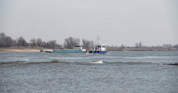 Politie betrapt schipper die tanker ‘ontgast' op de Waal.