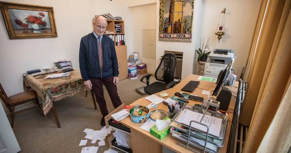 Pastoor betrapt inbrekers in pastorie in Leende en wordt tegen de grond gewerkt