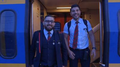 Vlogconducteurs Onur en Mustafa maken een feestje van de Vierdaagse