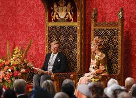 Scherp zien: koning Willem-Alexander leest troonrede voor het eerst voor met leesbril