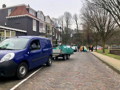 Man valt uit bestelbusje in Arnhem waarna zware aanhanger over hem heen rijdt