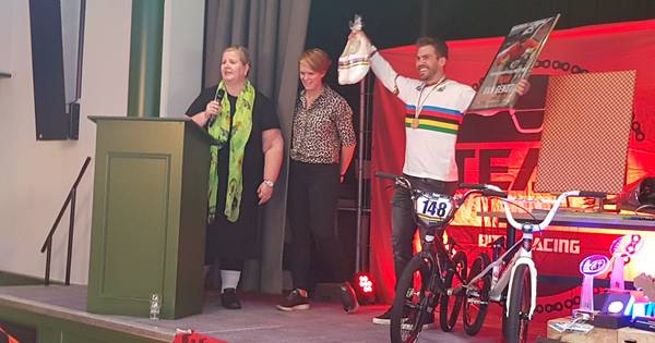 BMX-er Twan van Gendt in Velddriel gehuldigd voor wereldtitel - BD.nl