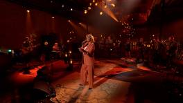 Ga mee op Barbara Dex' countrytrip met 'Strangers No More'