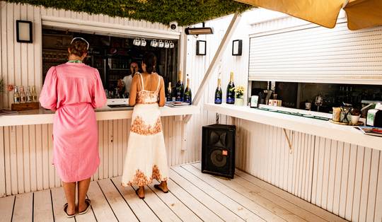Zo beleven jongeren in Knokke hun zomer: ‘In Koksijde kun je in je pyjama naar buiten, hier niet’