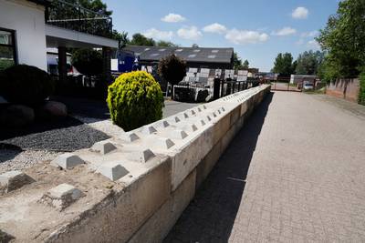 Rechter: betonnen blokkade voor buurman moet weg