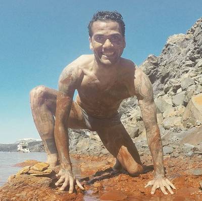 Maradona laat tepels zien, 'Tarzan' Alves in de modder