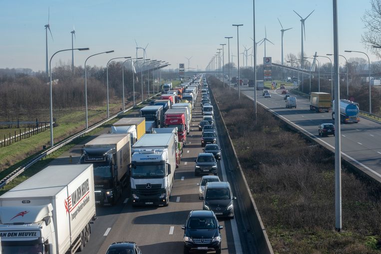 Ongeval E17 in Kalken : Twee rijstroken versperd en uur ...