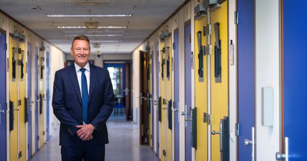 Kalasjnikov en Flodderwagen op de parkeerplaats van de bajes; baas Ter Peel zwaait af - Eindhovens D