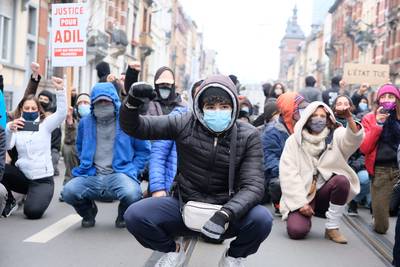 Tientallen jongeren voeren actie in Anderlecht voor Adil: politie bezig met arrestaties