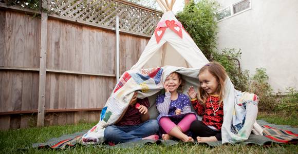 Expert deelt tips om samen met de kids de zomer door te komen (en structuur is niet altijd de beste oplossing)