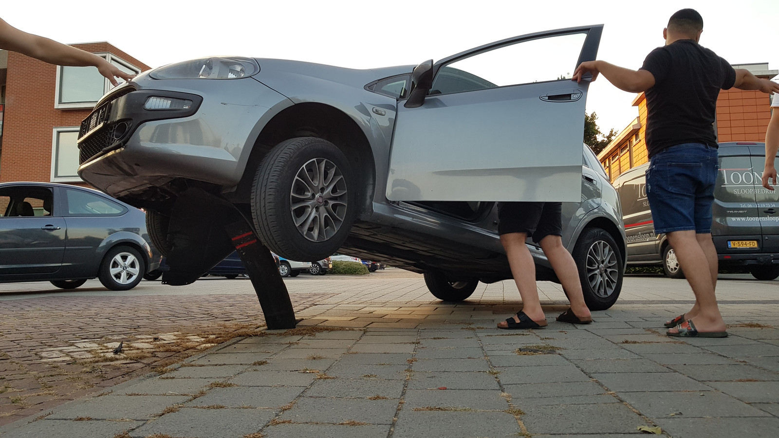 Automobilist Wallpaper  : Speeding Sports Car Live Wallpaper.