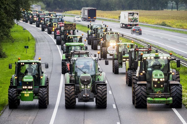 Boeren heffen hun blokkade van de A1 op - Trouw
