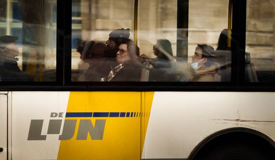 ‘Zeg dan dat iedereen een auto moet kopen’: burgemeesters van N-VA, Vooruit en cd&v keren zich massaal tegen besparingen van minister De Ridder