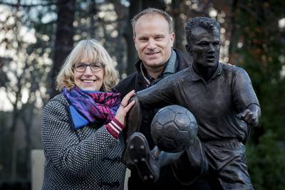 Lia legde legendarisch Bergkamp-moment vast in brons