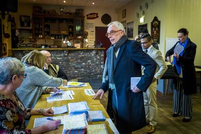 Van Rey maakt stampij in Roermonds stemkantoor