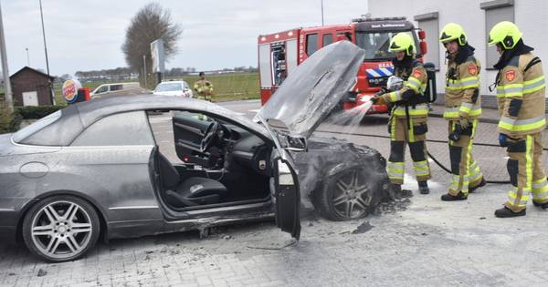 Auto vliegt in brand op parkeerplaats A2 bij Bruchem - BD.nl