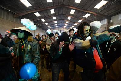 Wilde raveparty met 2.500 mensen in Bretagne kan nog dagen doorgaan: “Ook Belgen nemen deel”, al 200 pv's opgesteld