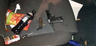 Man met doorgeladen pistool en liters GHB in auto knalt tegen beide vangrails op A12