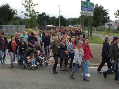 Un millier de personnes à une marche silencieuse en hommage aux deux pompiers décédés à Beringen