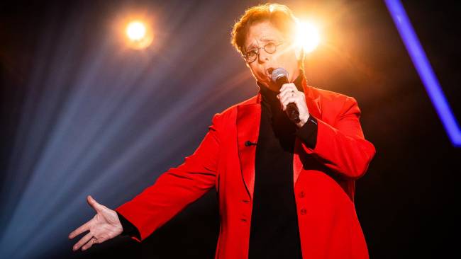 Nini waagt haar kans met 'It Must Be Him'