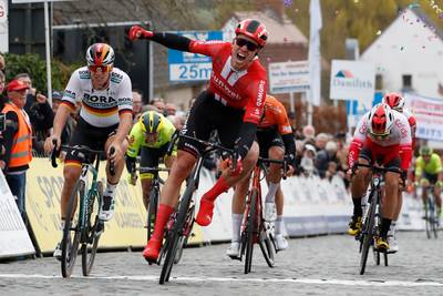 Zware val Van der Poel in finale Nokere Koerse, Bol bezorgt Sunweb eerste winst