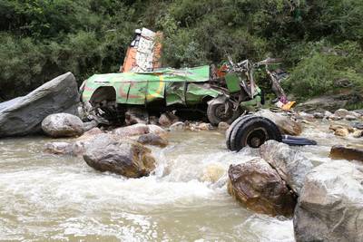 Un bus chute dans un ravin de 150 m en Inde: 44 morts