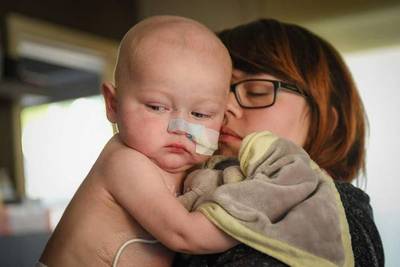 Baby Liyo (1) verliest strijd tegen  tumor in zijn buikje