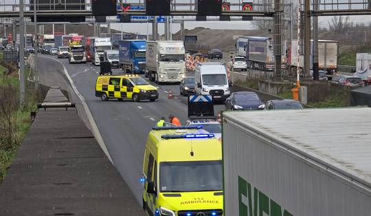 Ongeval met twee vrachtwagens in Kennedytunnel veroorzaakt zware hinder rond Antwerpen, file groeit snel aan