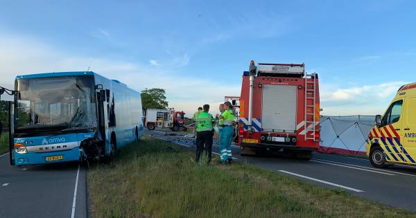 Automobiliste omgekomen bij frontale botsing met stadsbus in Neerijnen.