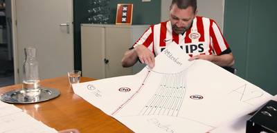 Theo Maassen 'solliciteert' in PSV-shirt naar burgemeesterschap Amsterdam