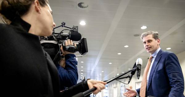 Samenscholing Met Drie Mensen Of Meer Per Direct Verboden