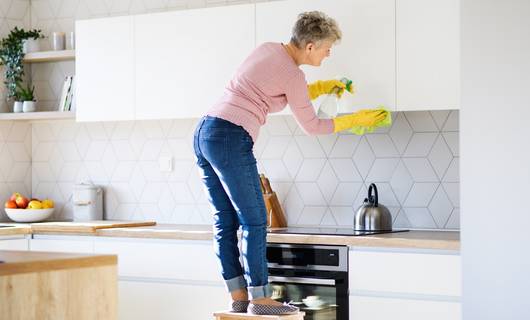Vetvlekken op je keukenkastjes? Zo krijg je ze eraf