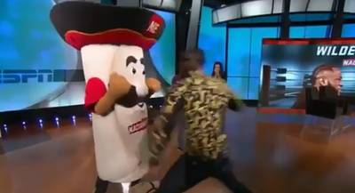 Bokser Wilder breekt kaak mascotte tijdens tv-show