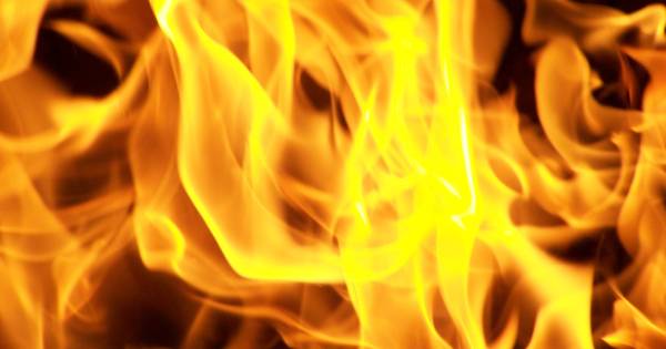 Brand vermoedelijk door vuurwerk in tuin Andel