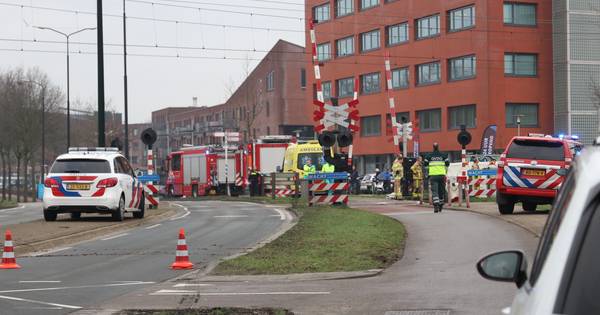 Urenlang geen treinen tussen Apeldoorn en Deventer vanwege aanrijding.