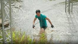 Loïc geeft op en valt in het water