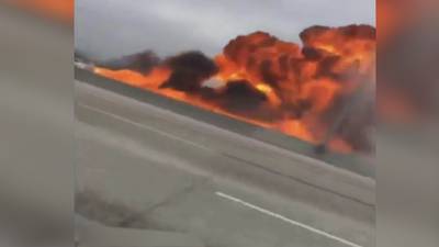 Beelden van vliegtuigcrash op Amerikaanse snelweg