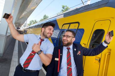 Het is een groot feest in de trein met selfieconducteurs Onur en Mustafa