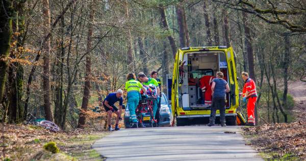 Traumahelikopter landt in bos bij Laag-Soeren na zwaar fietsongeluk