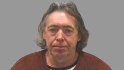 Britse verkrachter na 30 jaar gepakt door plas in plantenbak