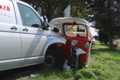 Tuktuk botst frontaal op bestelbus in Raamsdonk