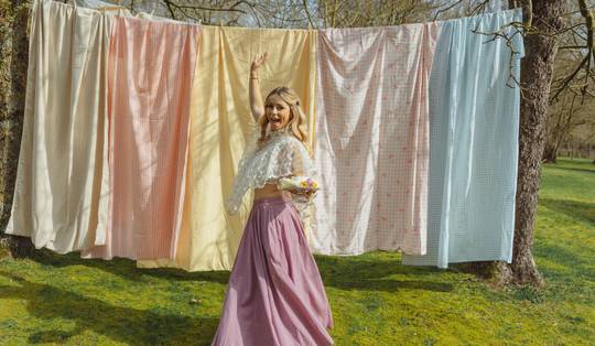 Eigen producten als verdienmodel: zo zetten influencers hun fanbase om in verkoop aan de kassa van de supermarkt of frituur