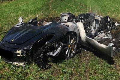 Brit rijdt Ferrari uur na aankoop total loss