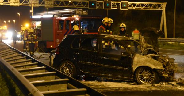 Auto in lichterlaaie na ongeval A12 Zevenhuizen.