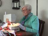Miny  (80) naait zelf mondkapjes voor verzorgingstehuizen