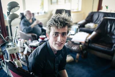 Boaz was één van de vijf aanwezigen op de begrafenis van meneer Bouwstra